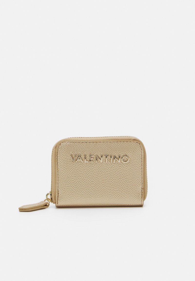 Portafoglio in pelle gold texturizzata con logo "VALENTINO" impresso. Dotato di chiusura con cerniera e piccolo tirante. Forma rettangolare compatta.