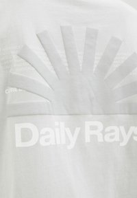 Svijetlosivi pamučni majica s dizajnom sunčevih zraka i bijelim natpisom "Daily Rays" s dodatnim bijelim tekstom iznad.