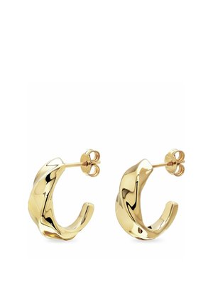 Kleine Creolen in Goldoptik mit einem gedrehten, wellenförmigen Design und Schmetterlingsverschlüssen, präsentiert vor weißem Hintergrund.