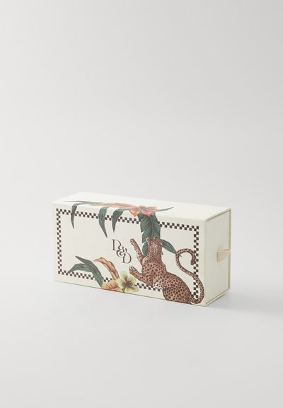 Scatola decorativa con base bianca, illustrazione di leopardo, accenti floreali e bordo a scacchi. Include una maniglia laterale per un facile trasporto.