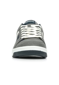 Baskets grises avec des lacets blancs, tige en cuir et textile, bout arrondi, semelle en caoutchouc, et logo sur la languette. Accents latéraux en bleu marine.