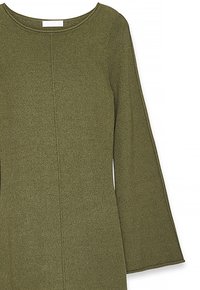 Olívovo zelené pletené šaty s okrúhlym výstrihom, dlhými rozšírenými rukávmi a centrálnym švom, s textúrovaným povrchom.
