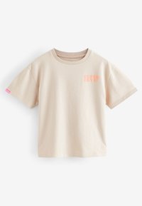 Beige bomullströja med korta ärmar och rund halsringning. Har en rosa logotyp "SUPER DRY" på framsidan och en rosa etikett på ärmen.