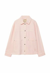 Chaqueta de mezclilla rosa claro con cuello tipo solapa, cierre frontal con botones y dos grandes bolsillos. Presenta un ajuste relajado y costuras visibles.