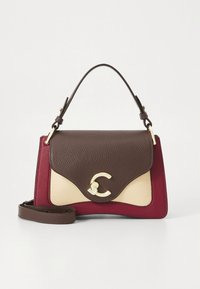 Brun, gräddfärgad och vinröd läderhandväska med en strukturerad design, utrustad med ett guldfärgat spänne och en avtagbar rem. Texturerad yta.