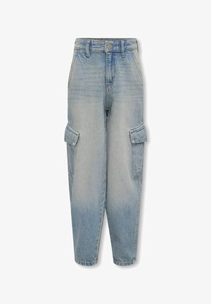 Jasnoniebieskie spodnie cargo z denimu, o zwężanym kroju, z dwoma dużymi bocznymi kieszeniami, szlufkami na pasek oraz subtelnymi detalami sprania.