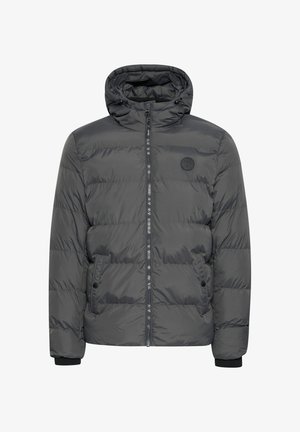 Puffervinterjakke i mørkegrå, med hætte, lynlås foran, vandrette quiltede linjer, sidelommer og et sort logo-patch på brystet.