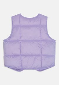 Levandų pūkinė liemenė pagaminta iš keturių kvadratinių sekcijų, su išsiūtinė medžiaga. Turinti apvalią iškirptę ir atviras šonus, patogiam dėvėjimui.