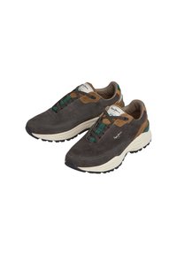 Sneakers in suede di colore grigio scuro con dettagli in marrone e verde. Presentano una finitura testurizzata, punta arrotondata e una robusta suola intermedia bianca con suola esterna nera.