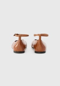 Tamaris Bailarinas con hebilla - cognac