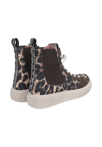 Braun und schwarze Leopardenmuster-Hochtop-Sneaker mit elastischen Seitenpaneelen, weißen Schnürsenkeln und strukturierten Gummisohlen.