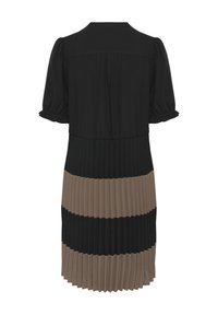 Schwarzes und braunes plissiertes Kleid mit kurzen puffärmel, strukturiertem Stoff und einem mehrfarbigen Design, das abwechselnde horizontale Streifen aufweist.