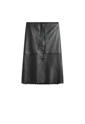 Schwarzer Rock in A-Linie aus Kunstleder mit Kordelzug in der Taille und gewelltem Spitzenbesatz am Saum, flach auf einem weißen Hintergrund liegend.