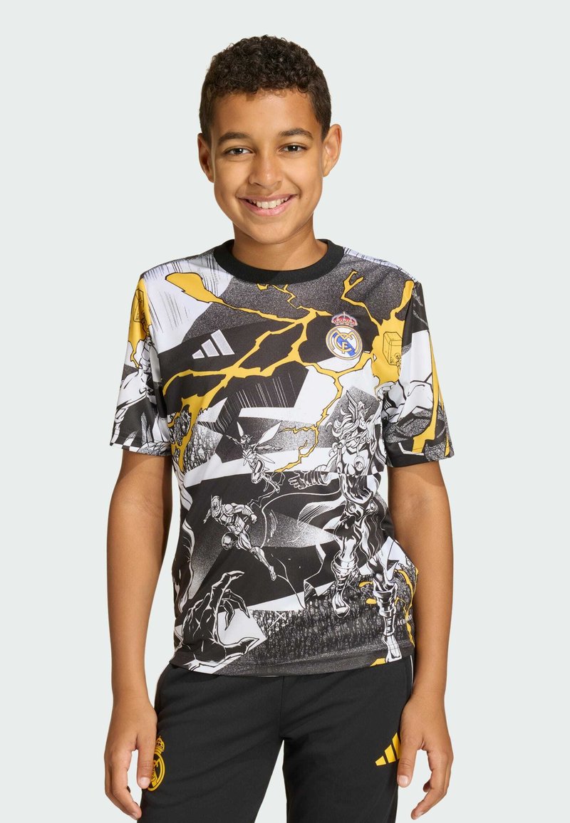 Sort-hvid grafisk T-shirt med gule accenter, der viser tegneseriestil-karakterer og lynmotiver. Rund hals og korte ærmer.