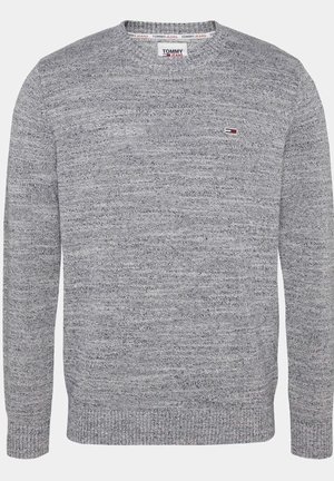 Jasnoszary melanżowy sweter z dzianiny z okrągłym dekoltem, długimi rękawami i małym logo Tommy Jeans na piersi.
