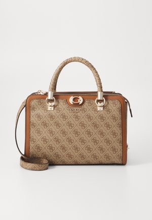 Tan og brun Guess håndtaske med monogrammønster, top håndtag, guldfarvede beslag og aftagelig skulderrem på hvid baggrund.