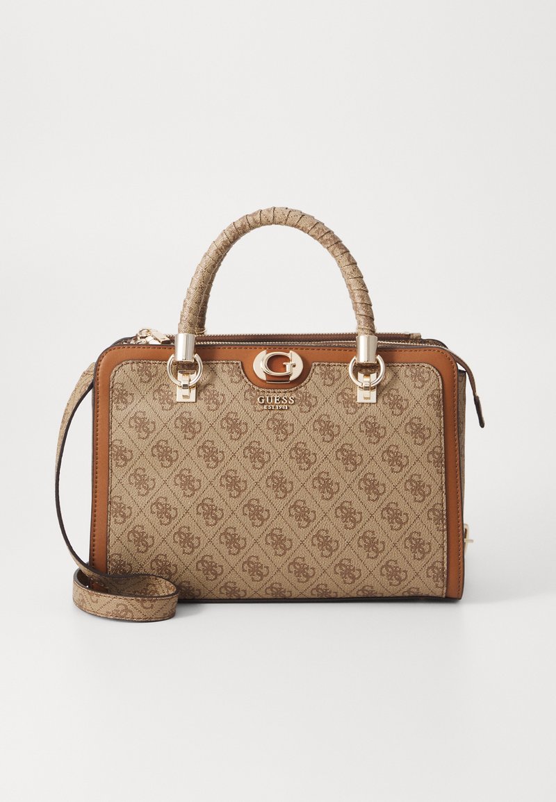 Sac à main Guess beige et marron avec motif monogramme, poignées supérieures, quincaillerie dorée et bandoulière amovible sur fond blanc.