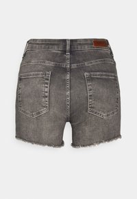 Shorts en denim gris avec un ourlet effiloché, deux poches arrière et une étiquette de marque en cuir marron à la taille.