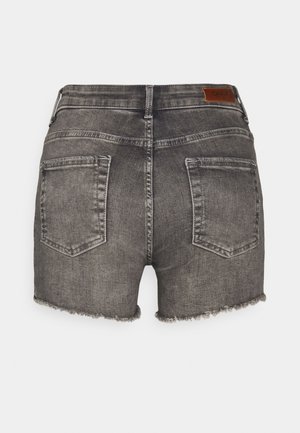 Shorts en denim noir avec ourlets effilochés, deux poches arrière, passants pour ceinture et une petite étiquette de marque en cuir marron sur la ceinture.