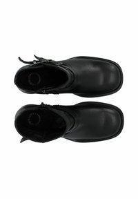 Černé kožené kotníkové boty s zaoblenou špičkou, bočními zipy a dekoračními pásky. Hladká textura a robustní podešve. Minimalistický design.