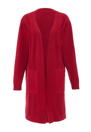 Gilet rouge avec un devant ouvert, des manches longues et des textures en tricot torsadé sur les épaules et les poches. Tissu en tricot doux.