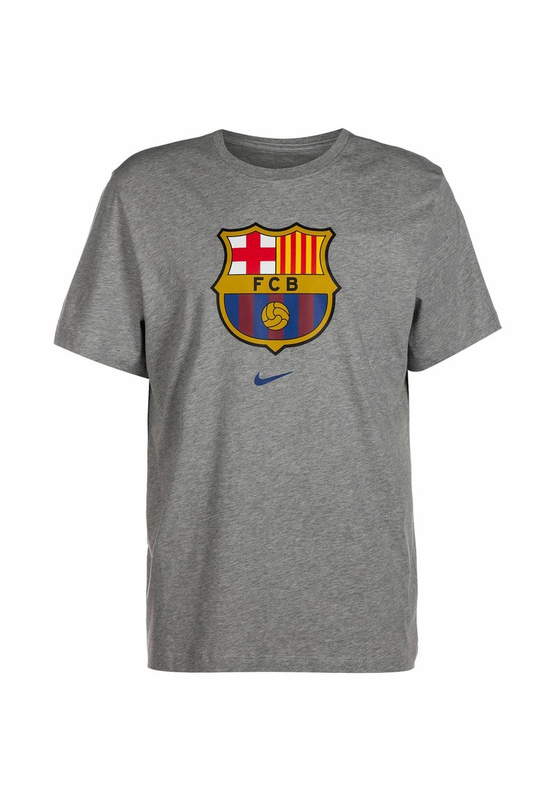 Grå T-shirt med korte ærmer med en farvet logo i røde, gule og blå elementer samt en lille Nike-logo på kanten.