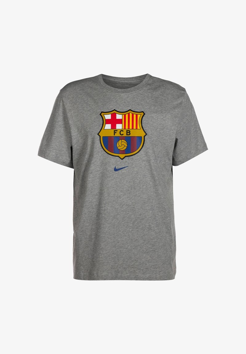 Grå T-shirt med korte ærmer med en farvet logo i røde, gule og blå elementer samt en lille Nike-logo på kanten.
