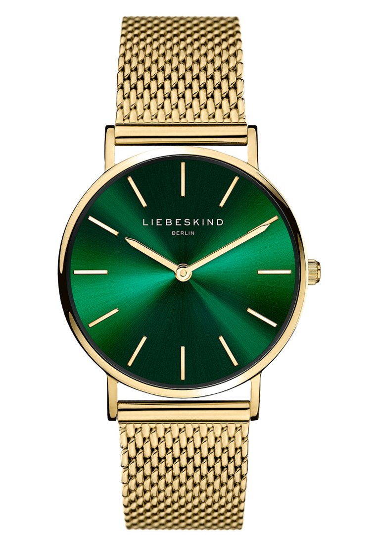 Gouden mesh-armbandhorloge met een ronde groene wijzerplaat, voorzien van een zonnestraalpatroon, gouden uurmarkers en de merknaam "LIEBESKIND" op 12 uur.