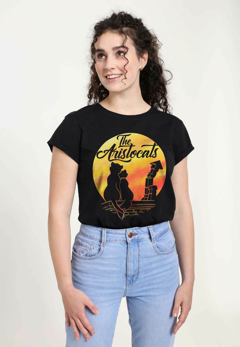 Sort bomulds T-shirt med et cirkulært grafisk motiv af to katte mod en gul og orange baggrund, med teksten "The Aristocats" skrevet med fed skrift.