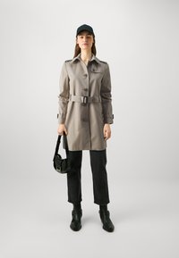 Tommy Hilfiger HERITAGE SINGLE BREASTED - Trench - medium taupe