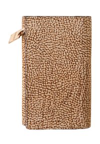 Billetera de cuero marrón con textura y un patrón salpicado, cierre con cremallera y una etiqueta adjunta en el lateral. Bordes suaves y diseño elegante.