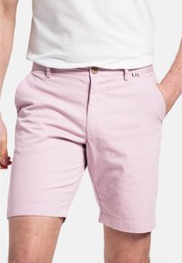 Lichtroze katoenen shorts met een klassieke pasvorm, voorzien van een knoopsluiting en zijzakken, zichtbare stiksels en een opgerolde zoom.