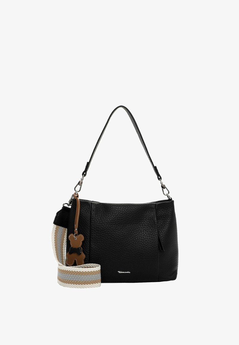 Borsa a tracolla in pelle nera testurizzata con tracolla a righe removibile e ciondolo a forma di orso. Presenta un design elegante e una chiusura con cerniera.