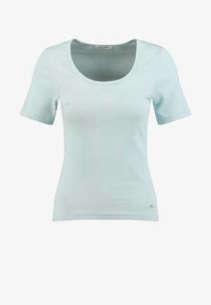 Jasnoniebieska prążkowana koszulka z krótkim rękawem, o zaokrąglonym dekolcie, z małym haftem "Real Cool" na środku przodu.