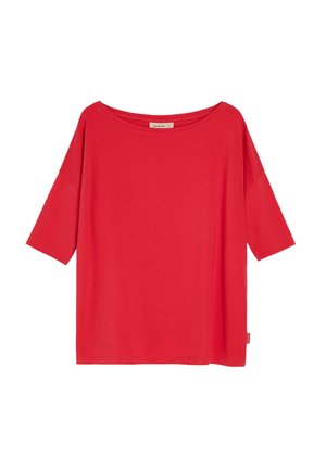 Czerwona, luźna bluzka z krótkim rękawem i szerokim okrągłym dekoltem, wykonana z miękkiego materiału, przedstawiona na białym tle.