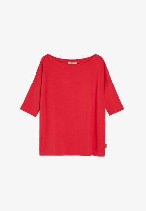 Czerwona, luźna bluzka z krótkim rękawem i szerokim okrągłym dekoltem, wykonana z miękkiego materiału, przedstawiona na białym tle.