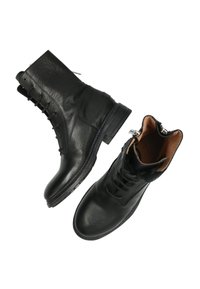 Botas de cuero negro hasta el tobillo con un acabado texturizado, cordones en la parte delantera, cremallera lateral y suela de goma. Diseño de punta redonda y tacón bajo.