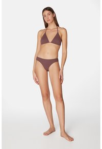 Mauve geribbelde bikini met een triangle top met halterbandjes en bijpassende hoge taille onderkant, die een gestructureerd stofontwerp toont.