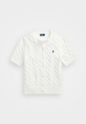 Weißer Kurzarm-Cardigan mit Zopfmuster, Rundhalsausschnitt, Knopfleiste und kleinem blauen Logo auf der linken Brust.