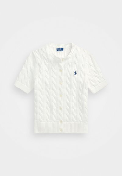 Cardigan blanc à manches courtes avec motif en tricot torsadé, col rond, fermeture à boutons et un petit logo bleu sur la poitrine gauche.
