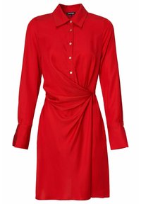 Robe rouge à manches longues et design portefeuille. Elle présente un col, des boutons à l'avant et une texture froncée à la taille.