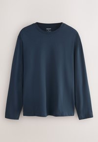 Maglietta a maniche lunghe blu navy con collo tondo, taglia media, design semplice, appesa su uno sfondo chiaro e uniforme.
