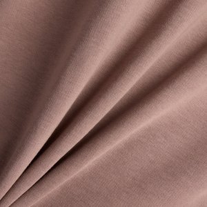 Tissu en coton mauve doux avec une texture lisse, présentant de légers plis qui créent de la profondeur et améliorent sa fluidité. Aucun motif distinct visible.