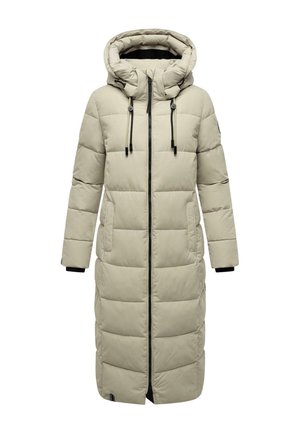 Manteau rembourré beige clair, design long avec capuche, fermeture éclair à l'avant et cordon de serrage. Présente une texture matelassée et des accents noirs au niveau des poignets.