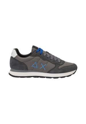 Grauer Sneaker mit blauen und grauen Schnürsenkeln, blauer geometrischer Naht an der Seite, schwarzer Sohle und weißem Fersenlasche.