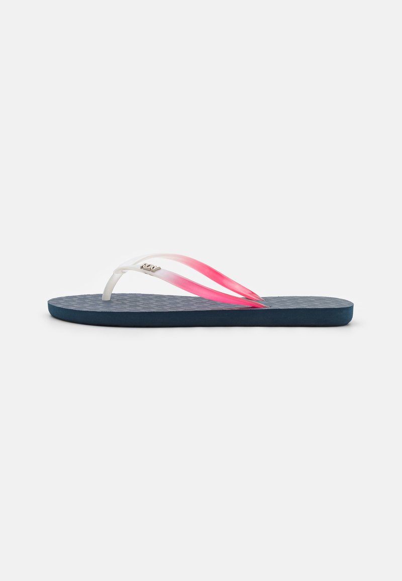 Tongs avec une semelle texturée bleue, des brides claires et dégradées de rose, arborant le logo de la marque sur la bride. Design plat.