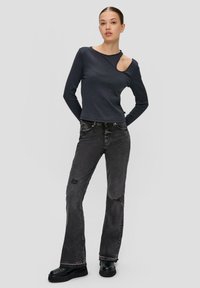 QS Flared Jeans - dunkelgrau