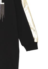 Felpa nera con maniche in metallo dorato lucido, caratterizzata da una vestibilità strutturata e polsini elasticizzati. I dettagli argento al colletto aggiungono un tocco visivo interessante.