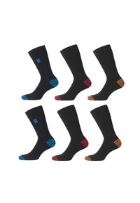 Six chaussettes noires avec des accents colorés sur les orteils : bleu, rouge et orange, présentant des motifs géométriques sur les semelles et un logo sur les poignets.