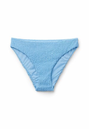 Hellblauer, strukturierter Bikini-Höschen mit hoch ausgeschnittenen Beinausschnitten, flach auf weißem Hintergrund präsentiert.